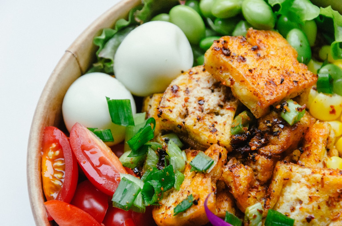 Pria dengan makanan sehat bergizi